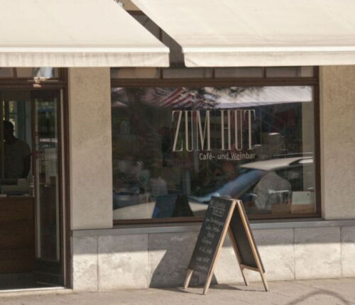 Schaufensterbeschriftung «Zum Hut», Café- und Weinbar, Uster