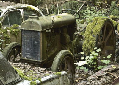 Postkarte «Traktor»  aus der Reihe «Technik + Natur» mit Bildern aus dem Autofriedhof in Kaufdorf im Berner Gürbetal. Erhältlich unter www.postkarten-shop.com